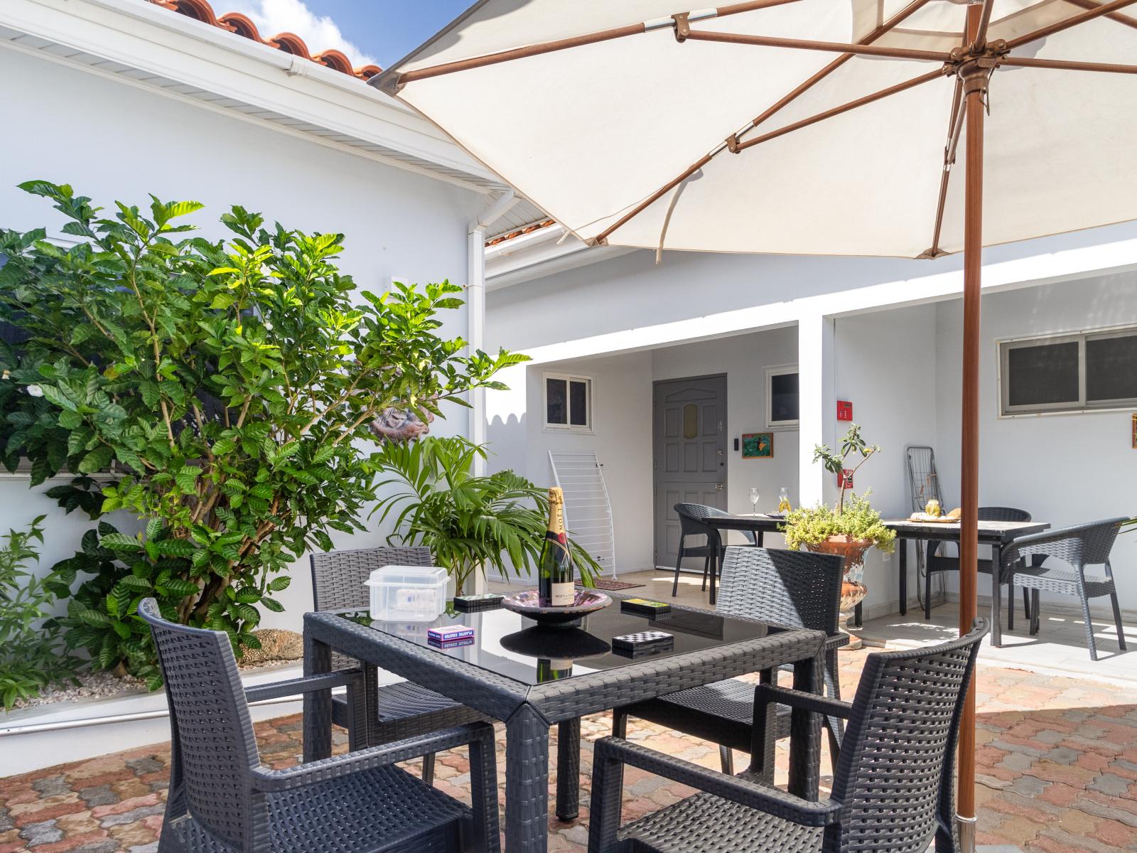 Outdoor Dining by the Pool