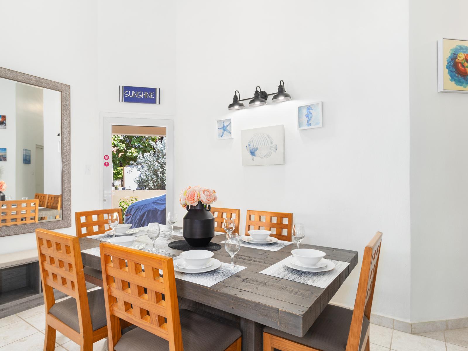 Luxe Dining Area of the 2BR Home in Noord Aruba - 6 Persons Dining - Chic dining area featuring a stylish table and contemporary seating - Strategic use of mirrors to enhance the perception of space - Beautifully Decored