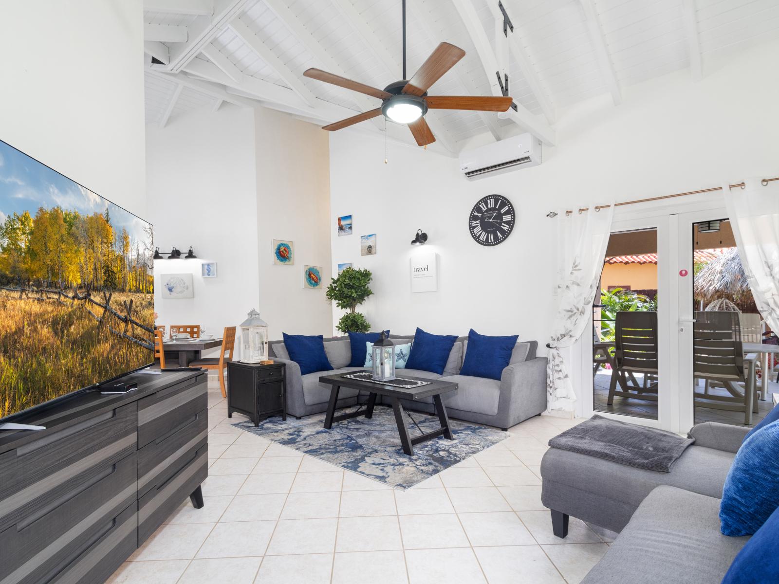 Luxurious living area of the 2BR Home in Noord Aruba - Cosy sofas - Elegantly decored living area - Large bright windows of the living area with Mesmerizing views - Beautifully furnished floor - Availability of TV and Netflix