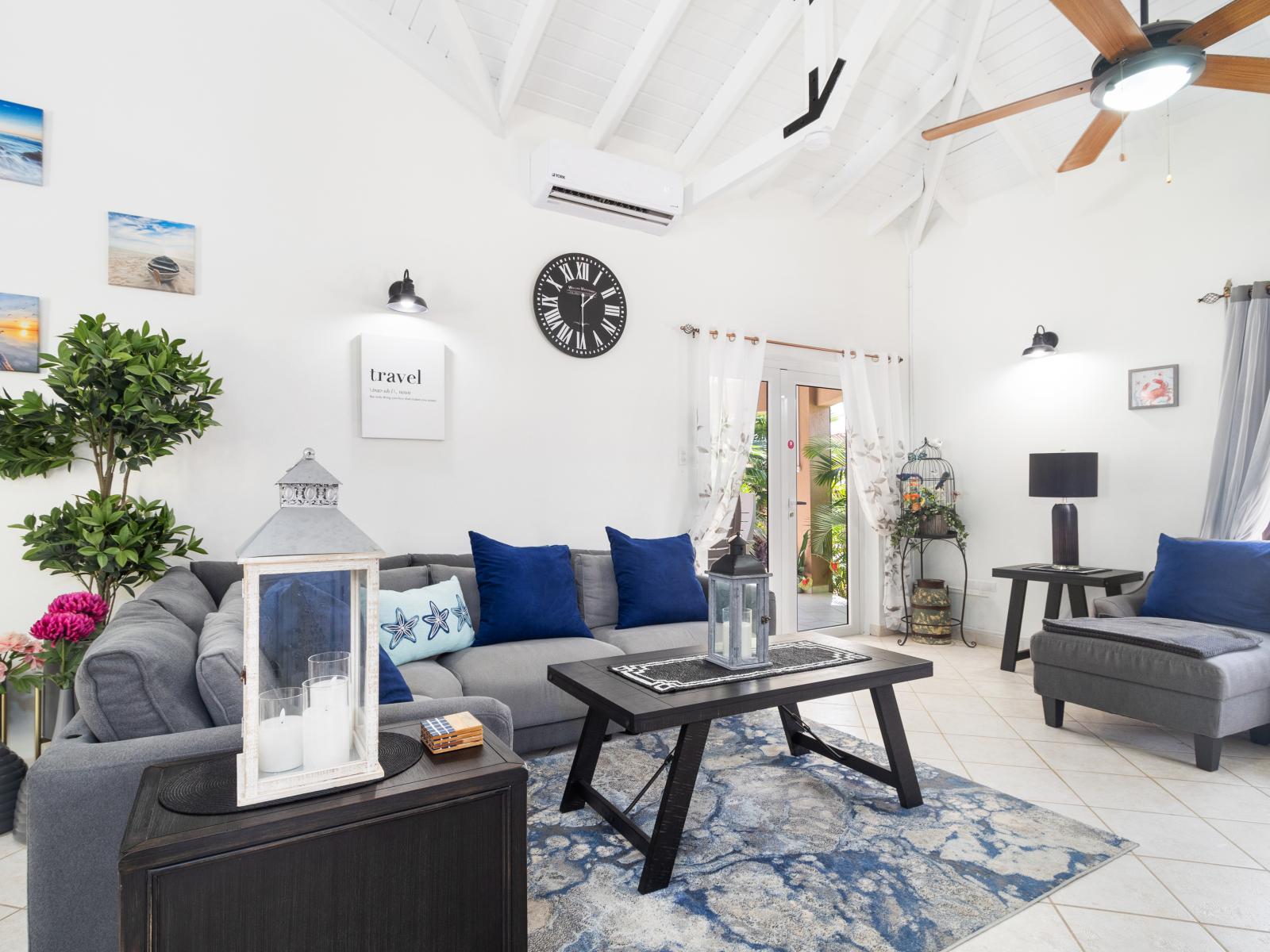 Sublime living area of the 2BR Home in Noord Aruba - Cosy sofas - Elegantly decored living area - Large bright windows of the living area with Mesmerizing views - Beautifully furnished floor - Availability of TV and Netflix