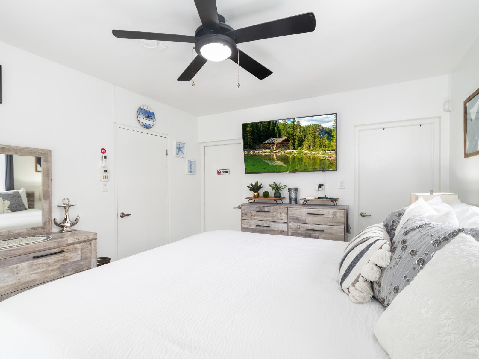 Luxurious bedroom of the 2BR Home in Noord, Aruba - Comfy king size bed - Elegantly designed room beautiful decored with aesthetic wall paintings - Majestic table lamps  - Neat and clean linen - Availability of TV and Netflx - Beautiful dressing table