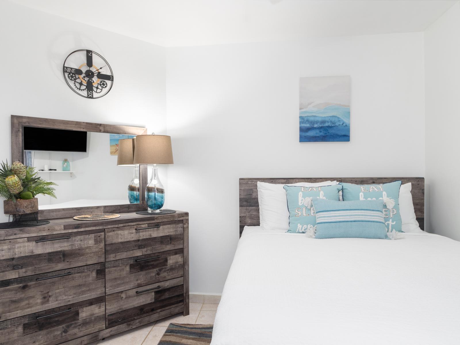 Lavish bedroom of the 2BR Home in Noord Aruba - Comfy bed - Elegantly designed room - Beautiful painted walls with decoration - Majestic table lamps - Neat and clean linen - Large windows with beautiful views - TV and Netflix available