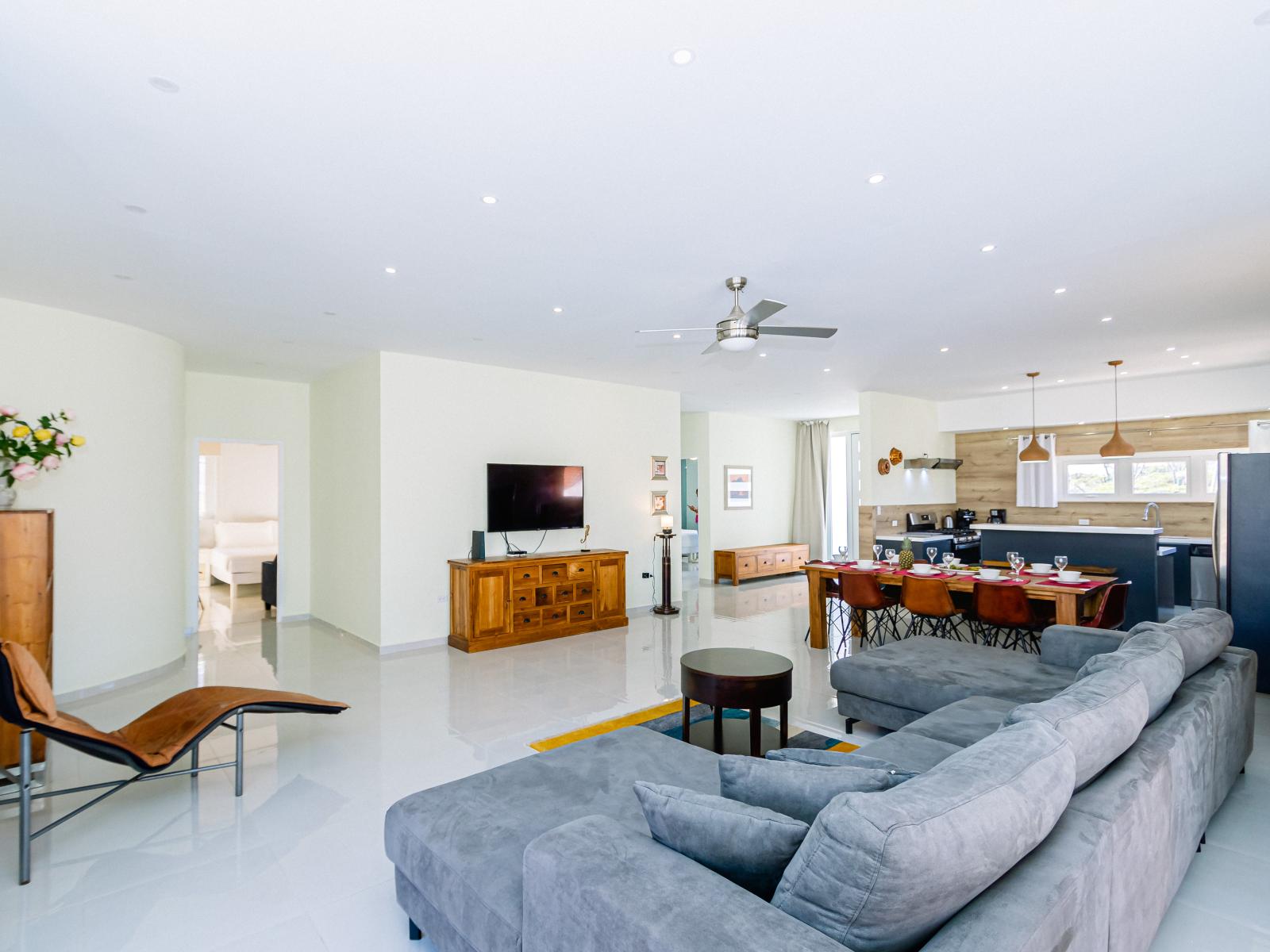 Glamorous Living area of 4BR Home in Noord Aruba - Cozy sofas  - Ample Sitting options - Thoughtful mix of textures, from plush rugs to tasteful throw pillows - Smart TV and Netflix