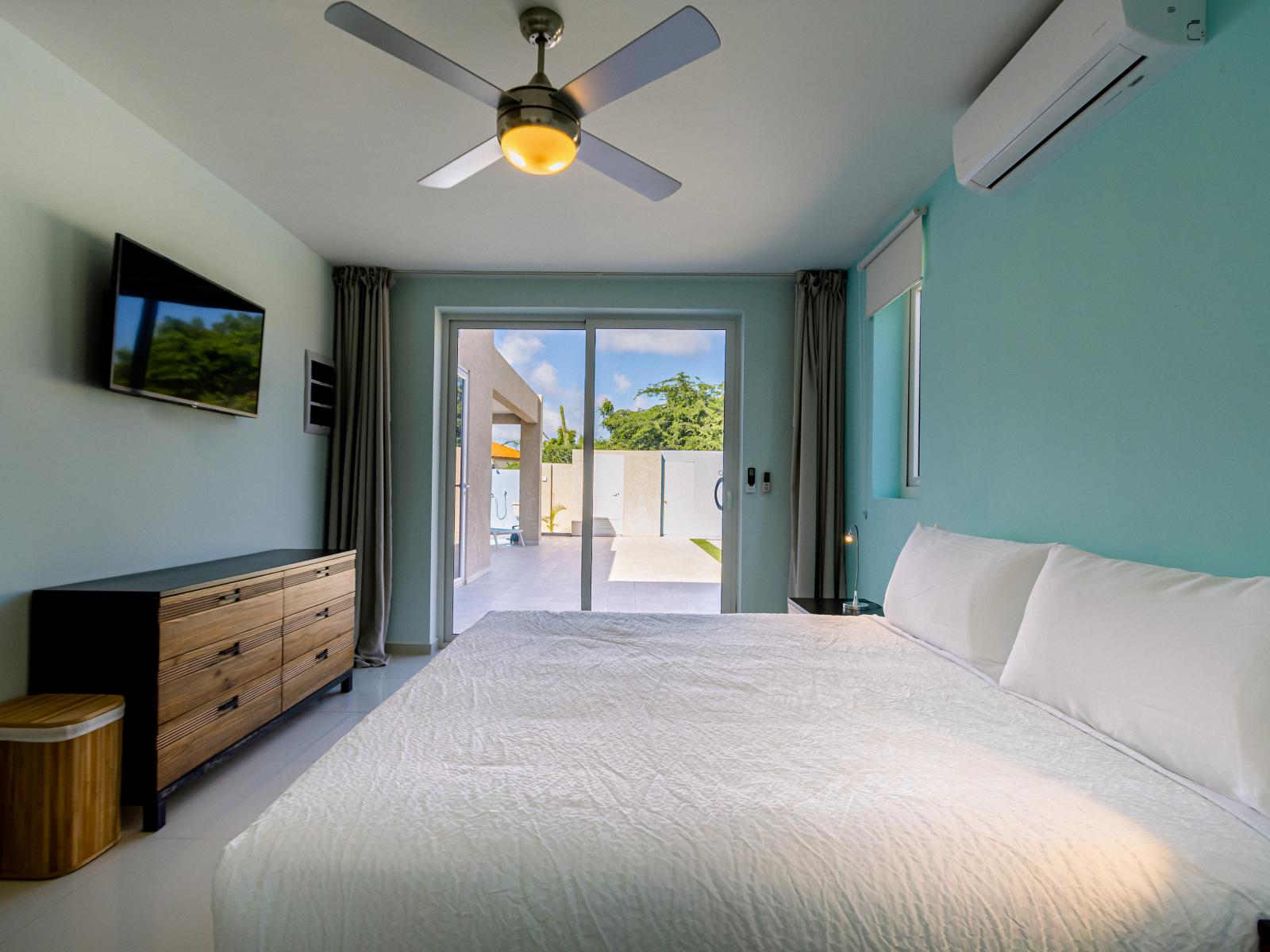 Outstanding Bedroom of the 4BR Home in Noord Aruba - Tranquil bedroom retreat for restful nights - Smart TV and Netflix - Cozy and inviting ambiance for relaxation