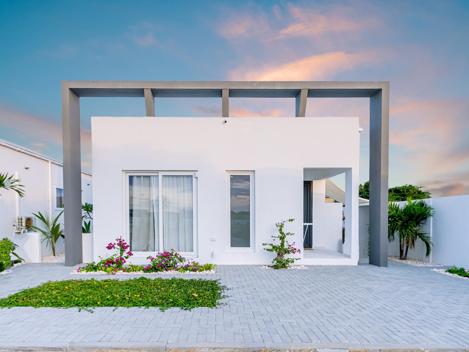 Captivating home in Oranjestad Aruba - Front of the home - Peaceful environment - Greenery for the touch of nature - Elegant and Modern design