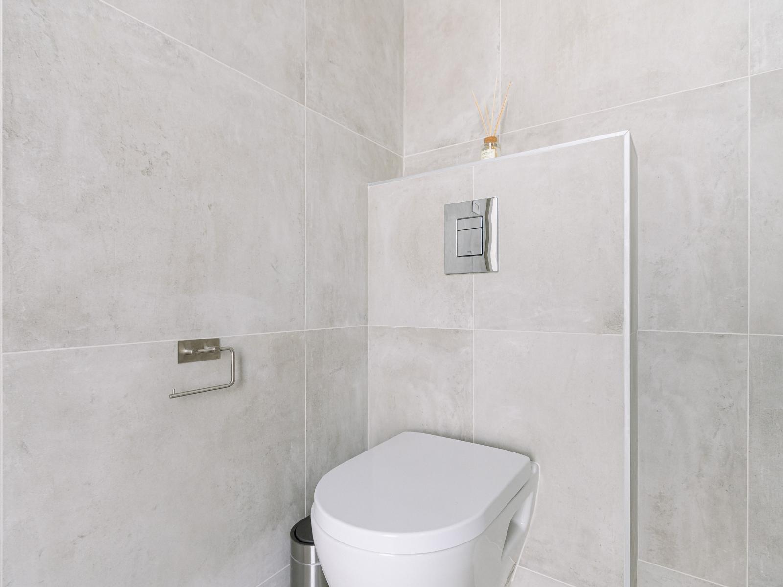 Neat Bathroom of the Home in Oranjestad Aruba - Elegant bathroom with luxurious fixtures and finishes - Contemporary fixtures for a touch of indulgence