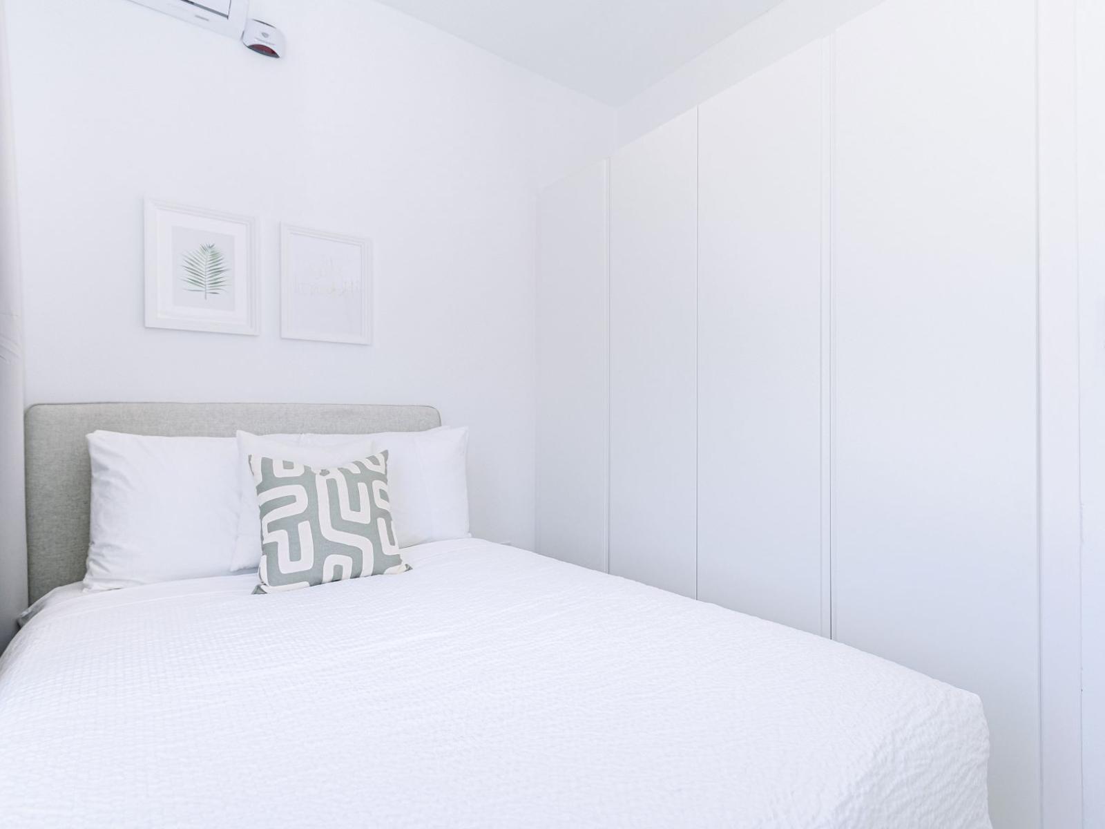 Pleasent Bedroom of the Home in Oranjestad Aruba - Tranquil view and access to the outside - Plenty of storage space - Minimalist decor, creating a clean and uncluttered sleeping space