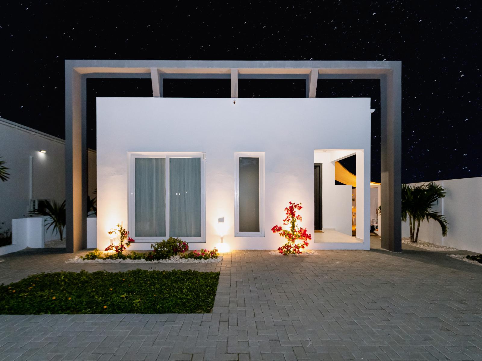 Captivating home in Oranjestad Aruba - Front Home beautifully lights up at Night - Peaceful environment - Greenery for the touch of nature - Elegant and Modern design