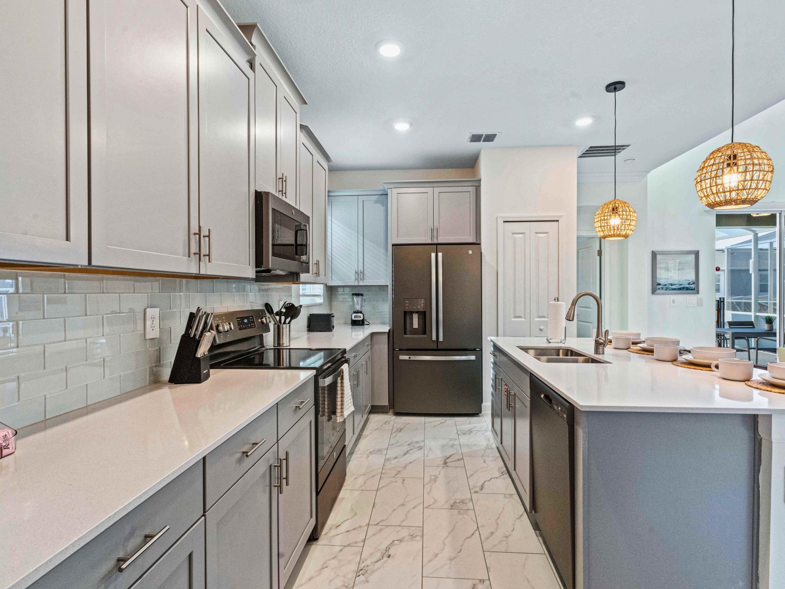 Magnificent Kitchen of the Townhouse in Davenport Florida - Plenty of storage options - Integrated appliances for a seamless and stylish appearance - Stainless steel appliances