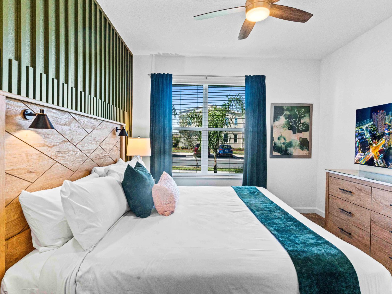 High-end bedroom of the Townhouse in Davenport Florida - Smart TV and Netflix - Comfy bed with neat and clean bedsheet with soft pillows - Beautifully located window with beautiful outside views - Plush Queen size bed