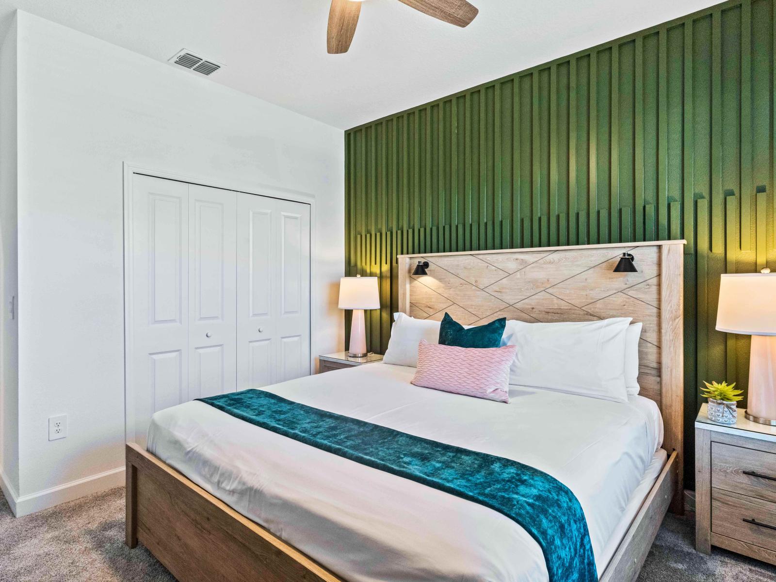 Lush bedroom of the Townhouse in Florida - Embrace warmth and tranquility in inviting bedroom sanctuary - Soft linens and peaceful ambiance invite you to unwind and rejuvenate - Experience the comforting embrace of warmth and tranquility