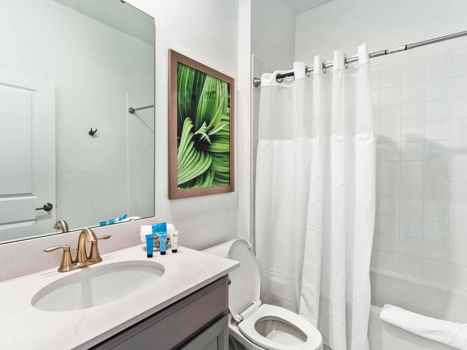 Polished Bathroom of the Townhouse in Davenport Florida - Unwind in style in relaxing bathroom - Elegant bathtub  - Chic Vanity with large mirror