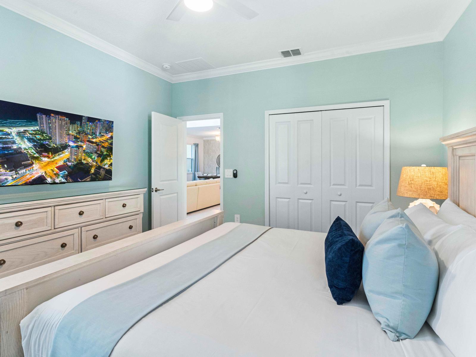 Pompous Bedroom of the Townhouse in Davenport Florida - Large wardrobe - Spacious bedroom offering comfort and style - Smart TV and Netflix