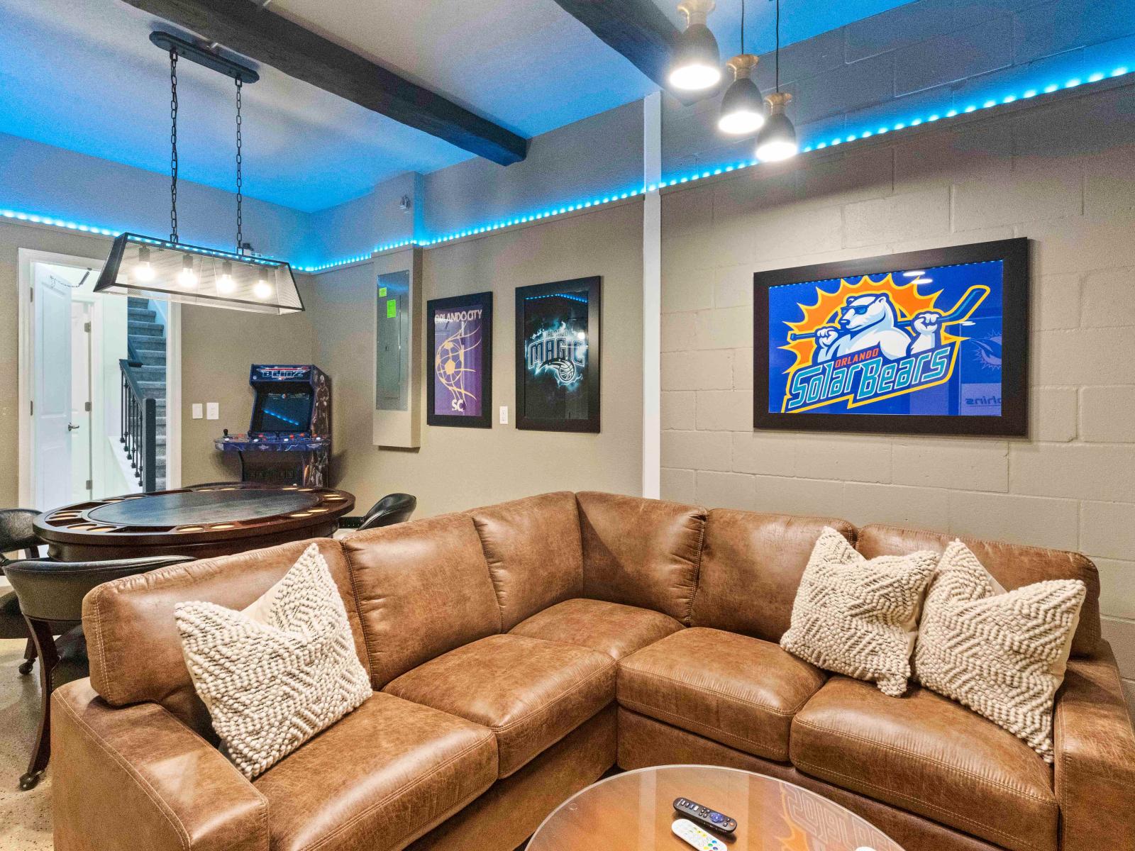 Relaxing man cave of the Townhouse in Davenport Florida - Relax in style in man cave living space - Sleek design meets the comforts of home for an unforgettable stay - Seating for stylish gathering - Arcade Games