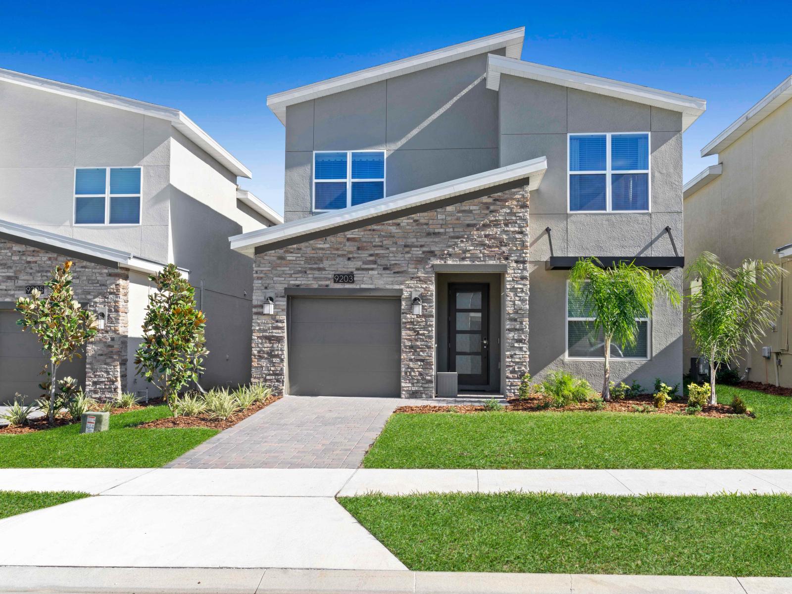 Townhouse Welcoming Home in Davenport Florida - Feel the warmth of hospitality at our entrance and garage - Inviting you to a cozy and stylish retreat