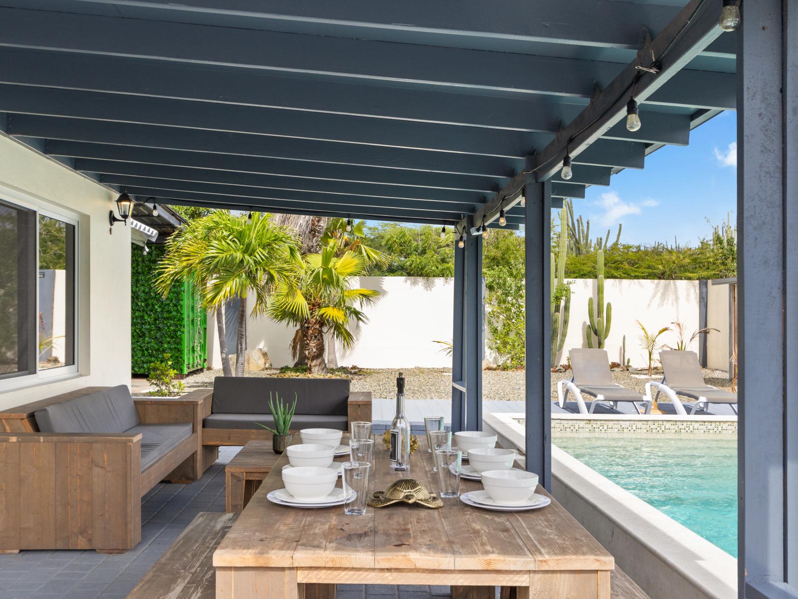 Refreshing Outdoor dining table in Noord Aruba - Alfresco elegance awaits under the open sky - Elevate your dining experience amidst the beauty of nature - Stunning pool views