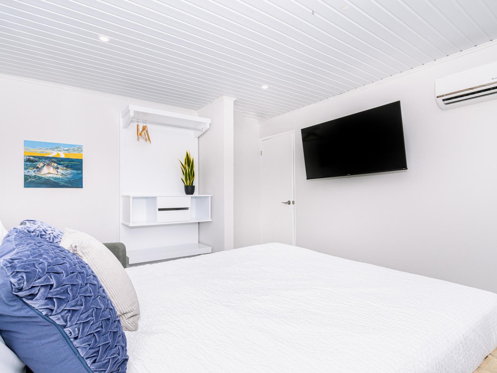 Enchanting Bedroom of the Villa in Noord Aruba - Spacious bedroom offering comfort and style - Smart TV and Netflix - Thoughtfully designed bedroom featuring functional and stylish furniture - King Bed