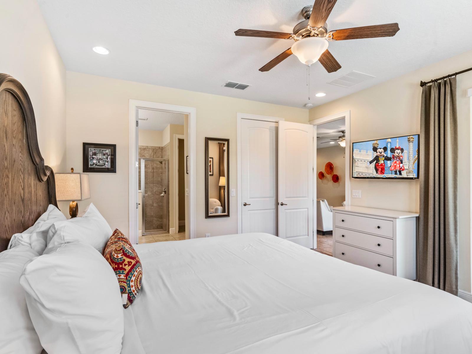 Luxe Bedroom of the Home in Kissimmee Florida - Smart TV and Netflix - Attached Bathroom for privacy - Cozy retreat with a plush bed, perfect for relaxation