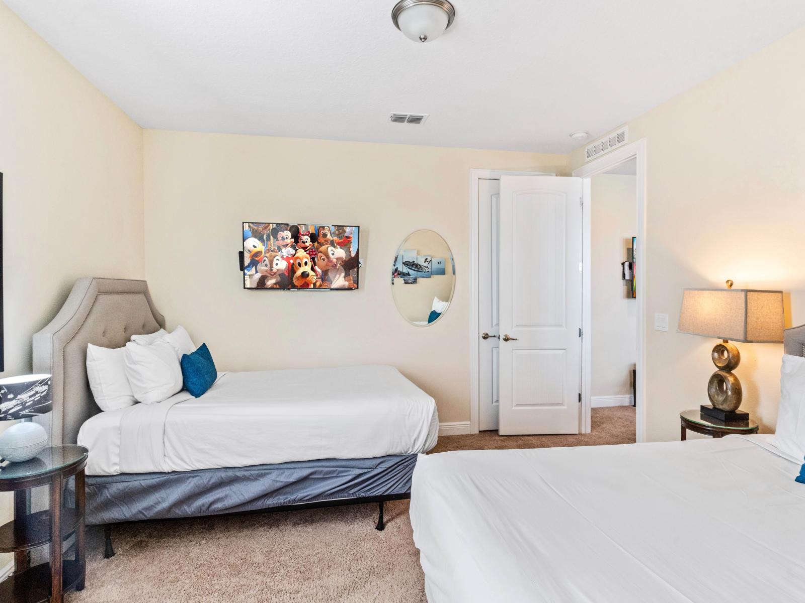 Tranquil Bedroom of the Home in Kissimmee Florida - Smart TV and Netflix - Elegant design for a touch of luxury - Plenty of space for relaxation and leisure