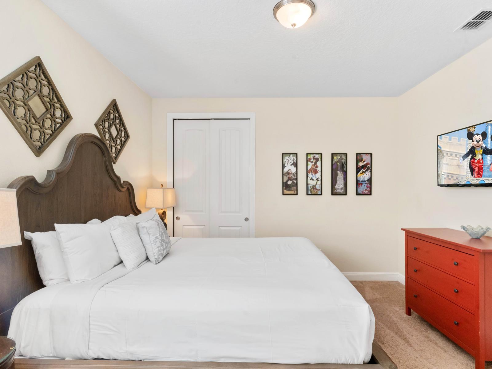 Comfortable Bedroom of the Home in Kissimmee Florida -  Relax and Rejuvenate in cozy atmosphere - Smart TV and Netflix - Plush Bed - Elegant lighting and decor