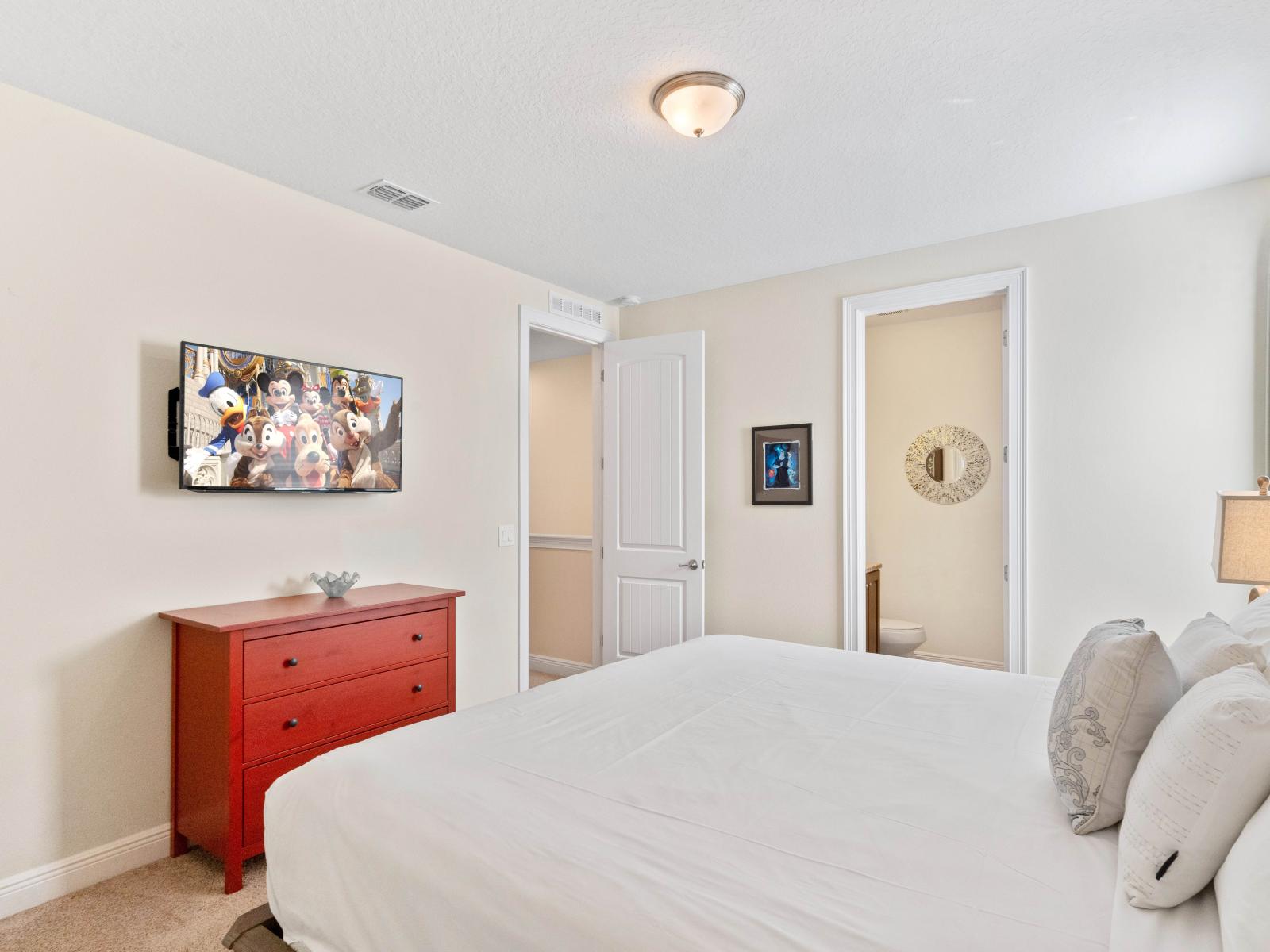 Cozy Bedroom of the Home in Kissimmee Florida - Smart TV and Netflix - Cozy textiles and plush bedding for a restful night's sleep - A peaceful ambiance perfect for relaxation and rejuvenation