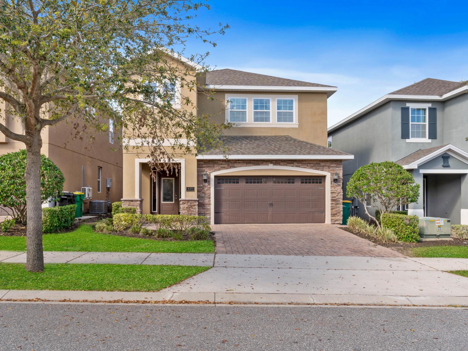 Inviting Entrance of the Home in Kissimmee Florida - Elegance at entrance and garage - Introduction to the comfort that awaits inside