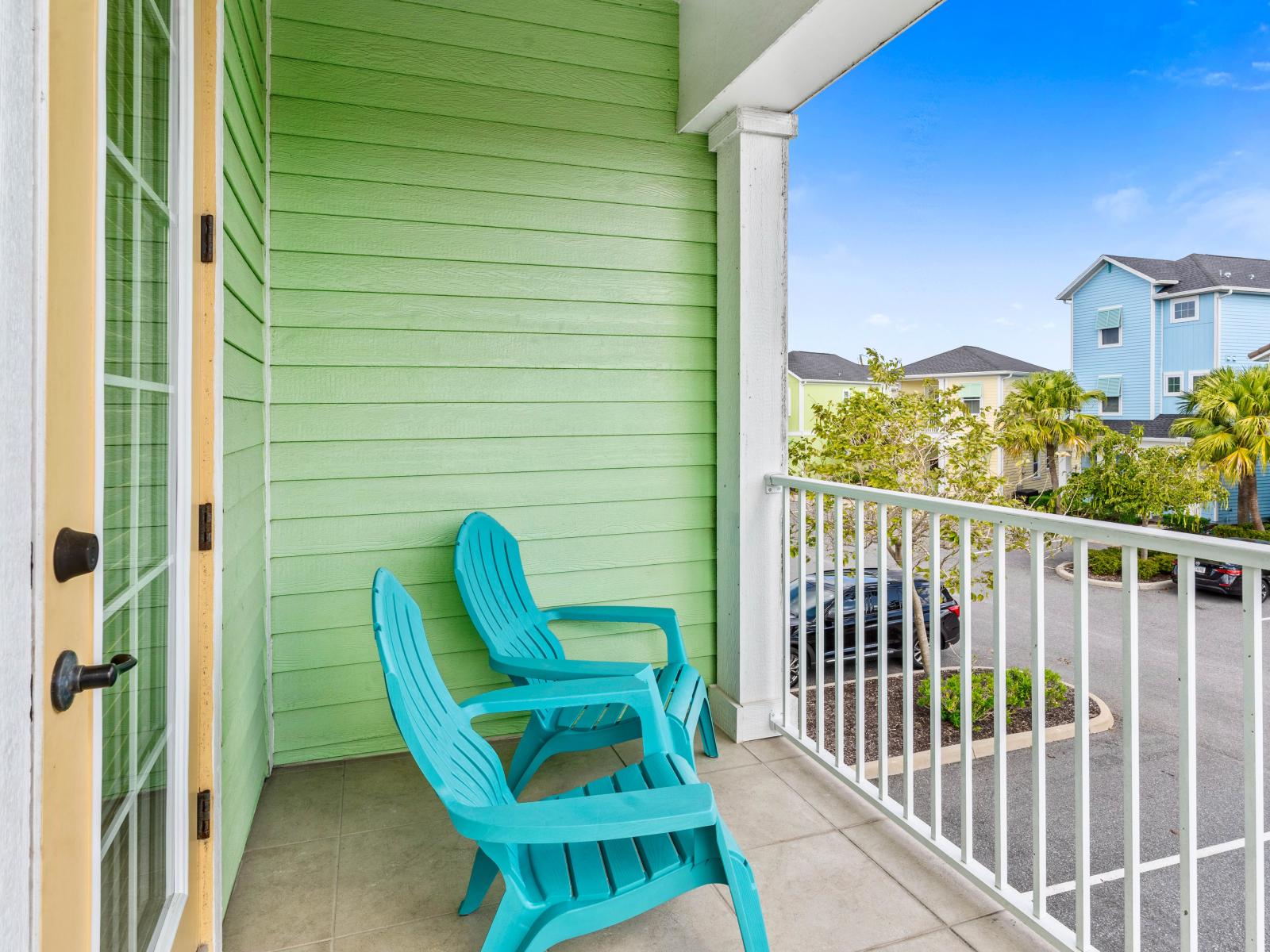 Private Relaxing private balcony of the cottage in Kissimmee Florida - Take a moment to unwind - Relax and recharge on private balcony retreat - Where the tranquil views await you - Cozy retreat with seating