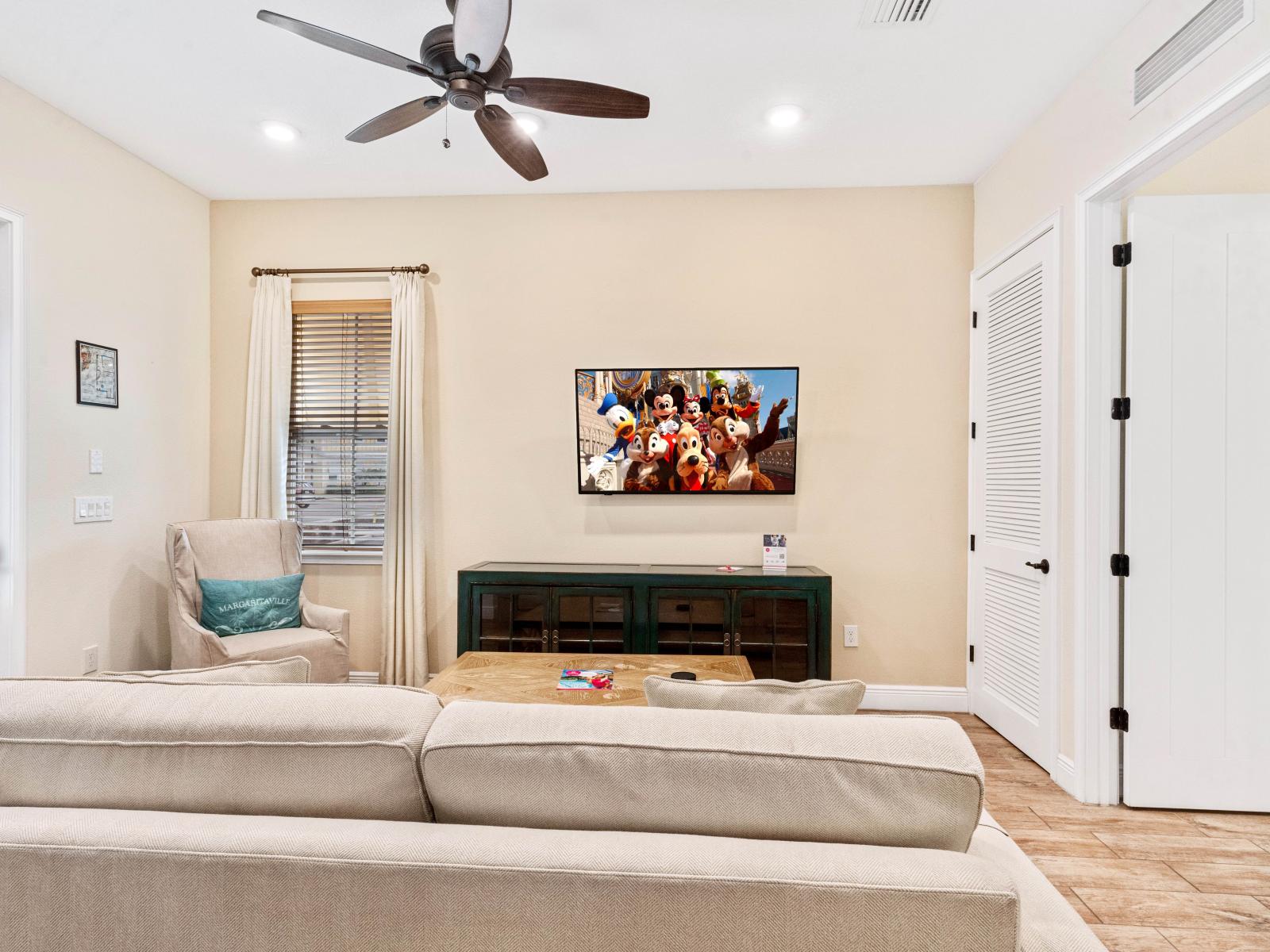 Alluring living area of the cottage in Kissimmee Florida - Comfy couch oasis where you can relax  - Smart TV and Netflix - Harmonious color scheme with pops of accent colors for visual interest