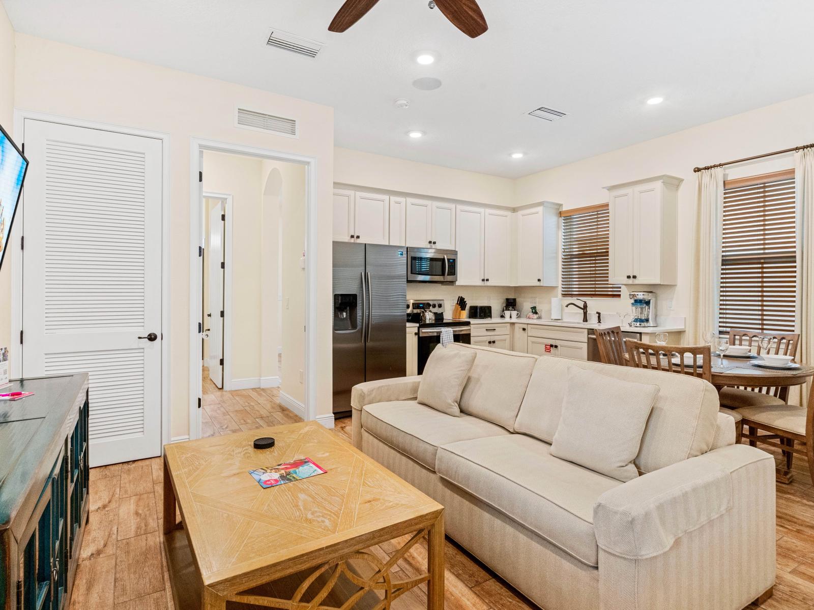 Plush living area of the cottage in Kissimmee Florida - Elegantly decorated space with a neutral color palette for a timeless appeal - Smart TV and Netflix  - Cozy seating area conducive to relaxation and socializing