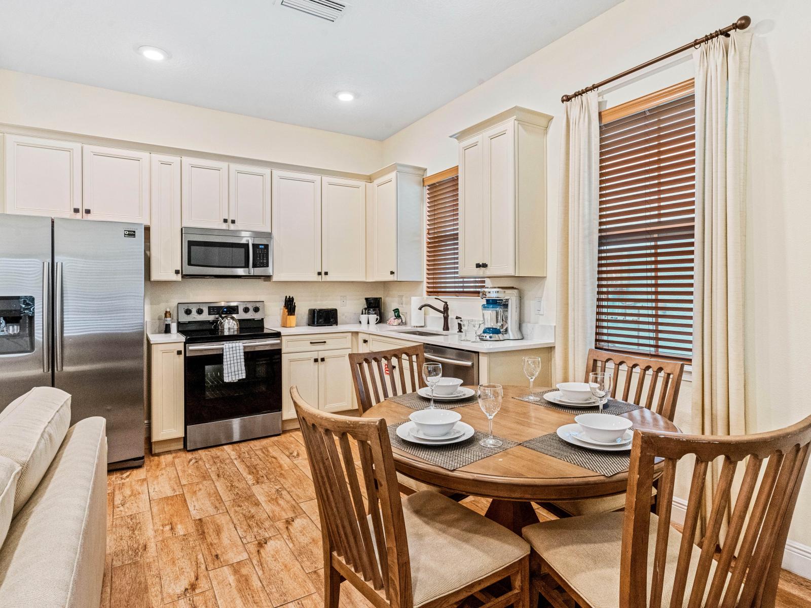 Lofty kitchen and dining area of the cottage in Kissimmee Florida - Contemporary design with clean lines and minimalist aesthetics - 4 Persons dining area - Integrated appliances for a seamless and stylish appearance - Plenty of storage space