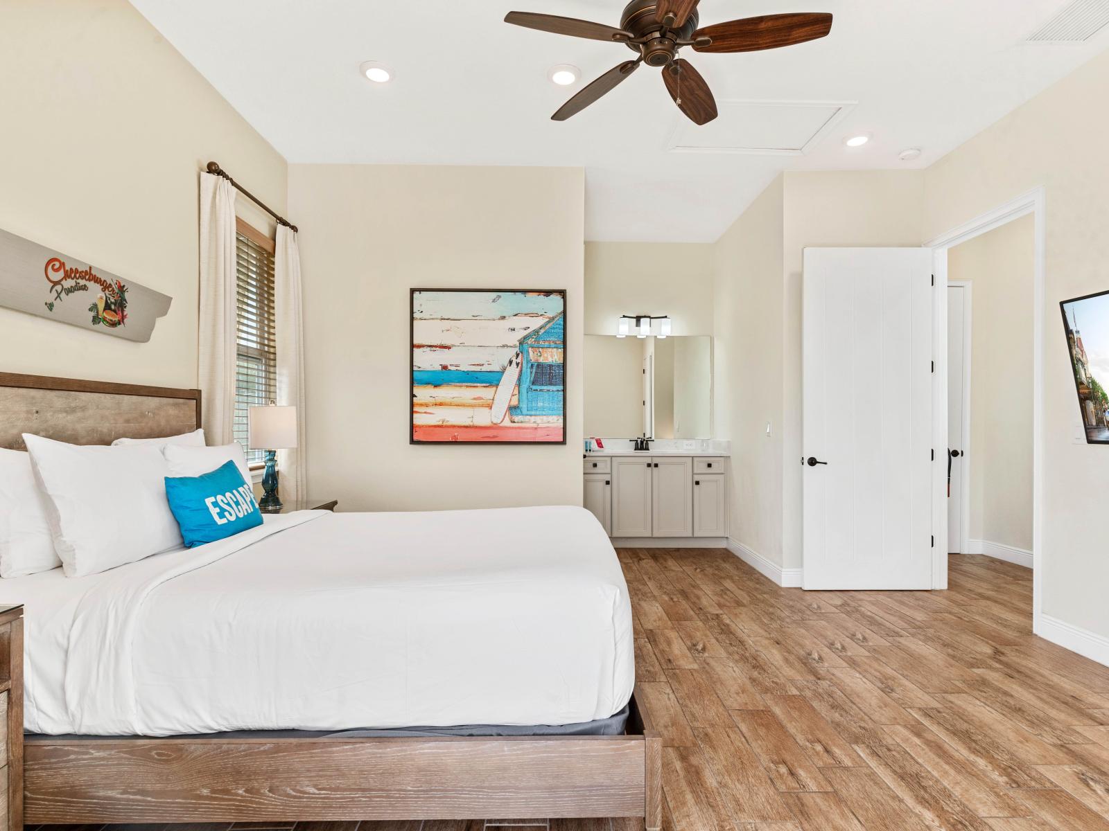 Cozy bedroom of the cottage in Kissimmee Florida - En-suite bathroom for privacy and convenience - Bedroom with a cozy ambiance, blending comfort and aesthetics - Plush bedding for a restful night's sleep