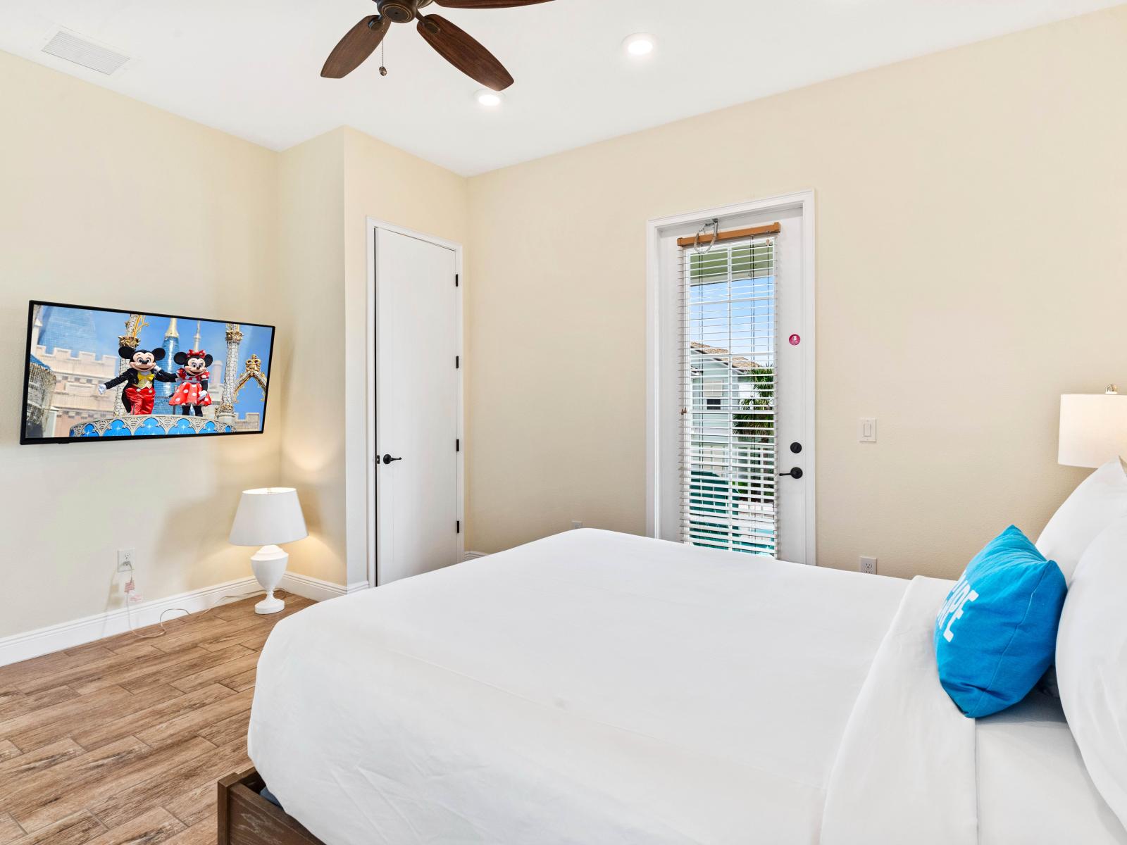 Cozy bedroom of the cottage in Kissimmee Florida - Feeling peaceful and relaxed in your own space - Smart TV and Netflix - Comfy double bed