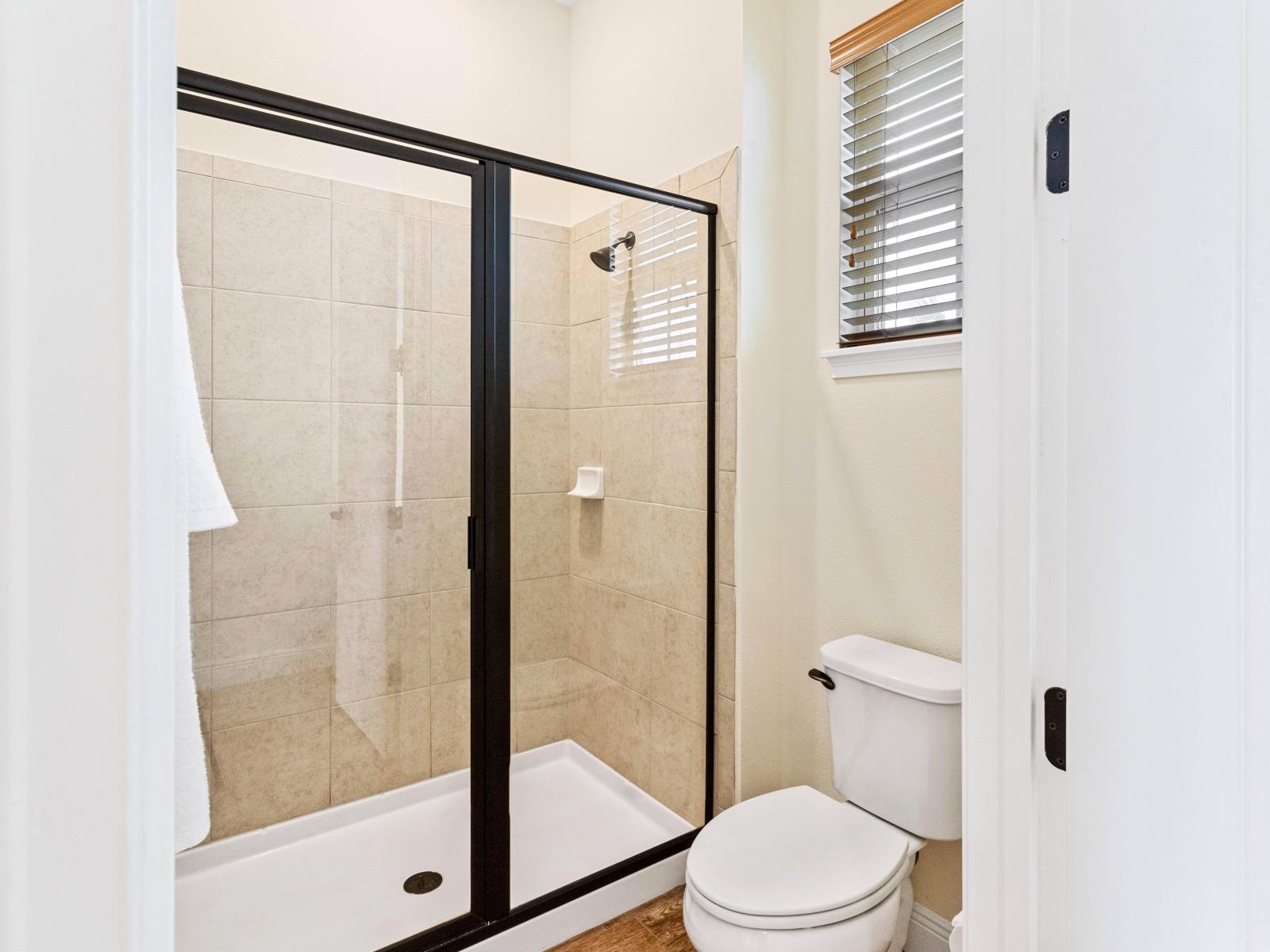 Queen En-Suite (Full Bath) -- Walk-In Shower Stall - Enjoy a good hot bath in this very inviting queen en-suite bathroom with walk-in shower.