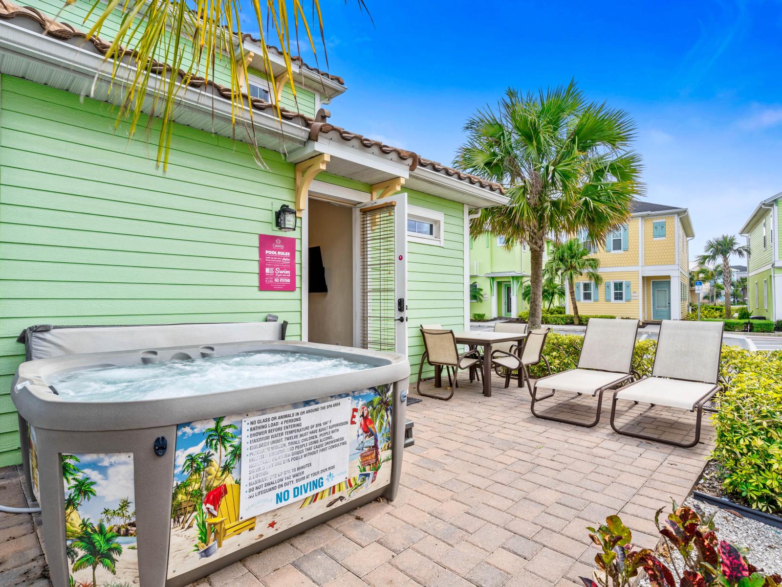 Lush outdoor patio area of the cottage in Kissimmee Florida - Enjoy nature at its best while feeling relaxed - Soak deep in this delightful jacuzzi tub - Comfy lounge chairs for unwinding - Patio dining for refreshing meals