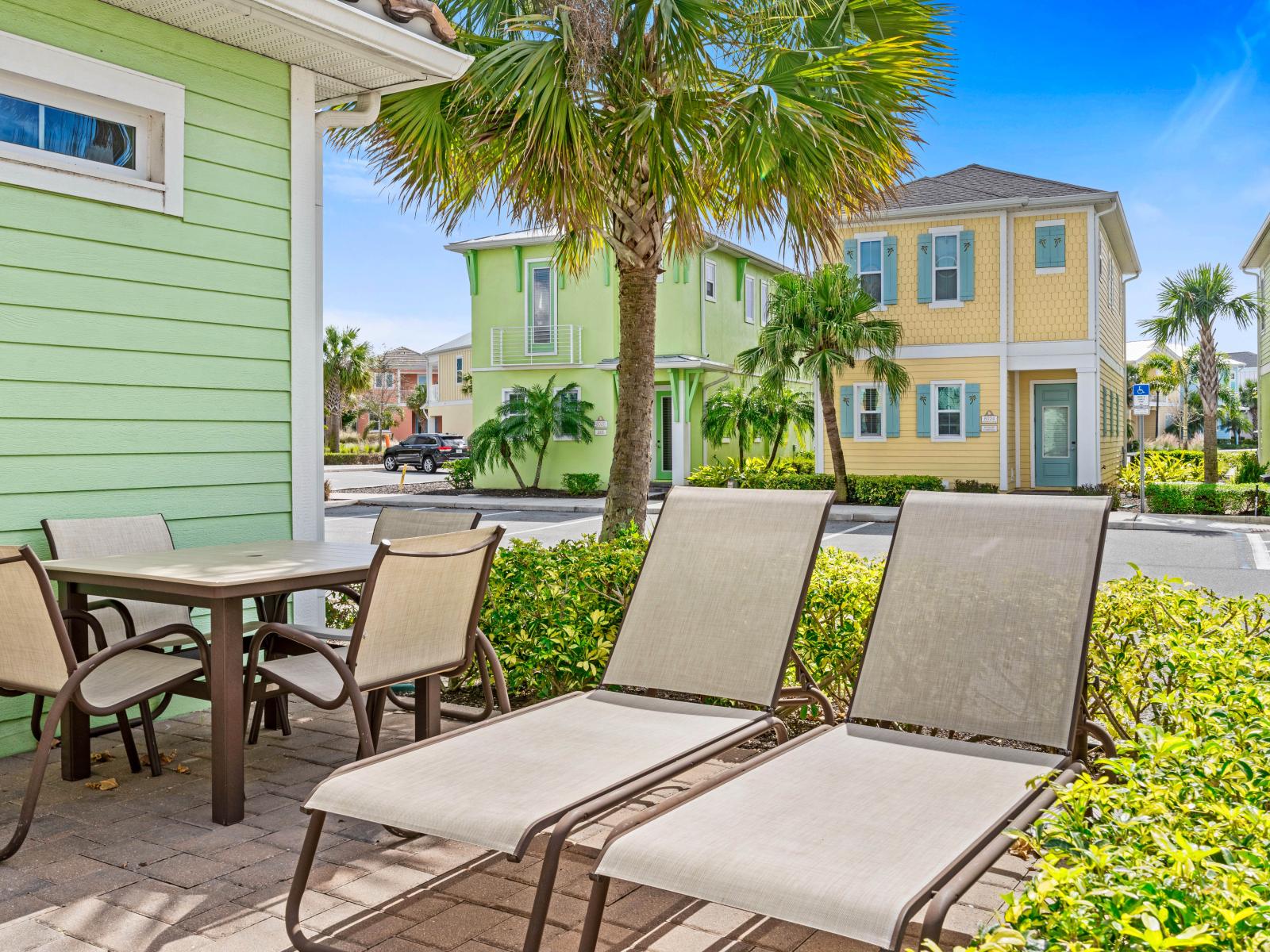 Outdoor area of the cottage in Kissimmee Florida - Take a deep breath and enjoy this calming outdoor view - Cozy outdoor retreat with seating - Private oasis with a sense of tranquility