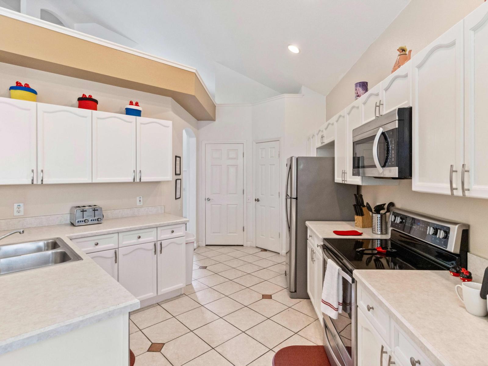 Fully equipped kitchen of the apartment in Kissimmee - Availability of all kitchen accessories - Large amount of storage - Sufficient space to work according to your ease - Excellent bright space of apartment - Availability of high chairs