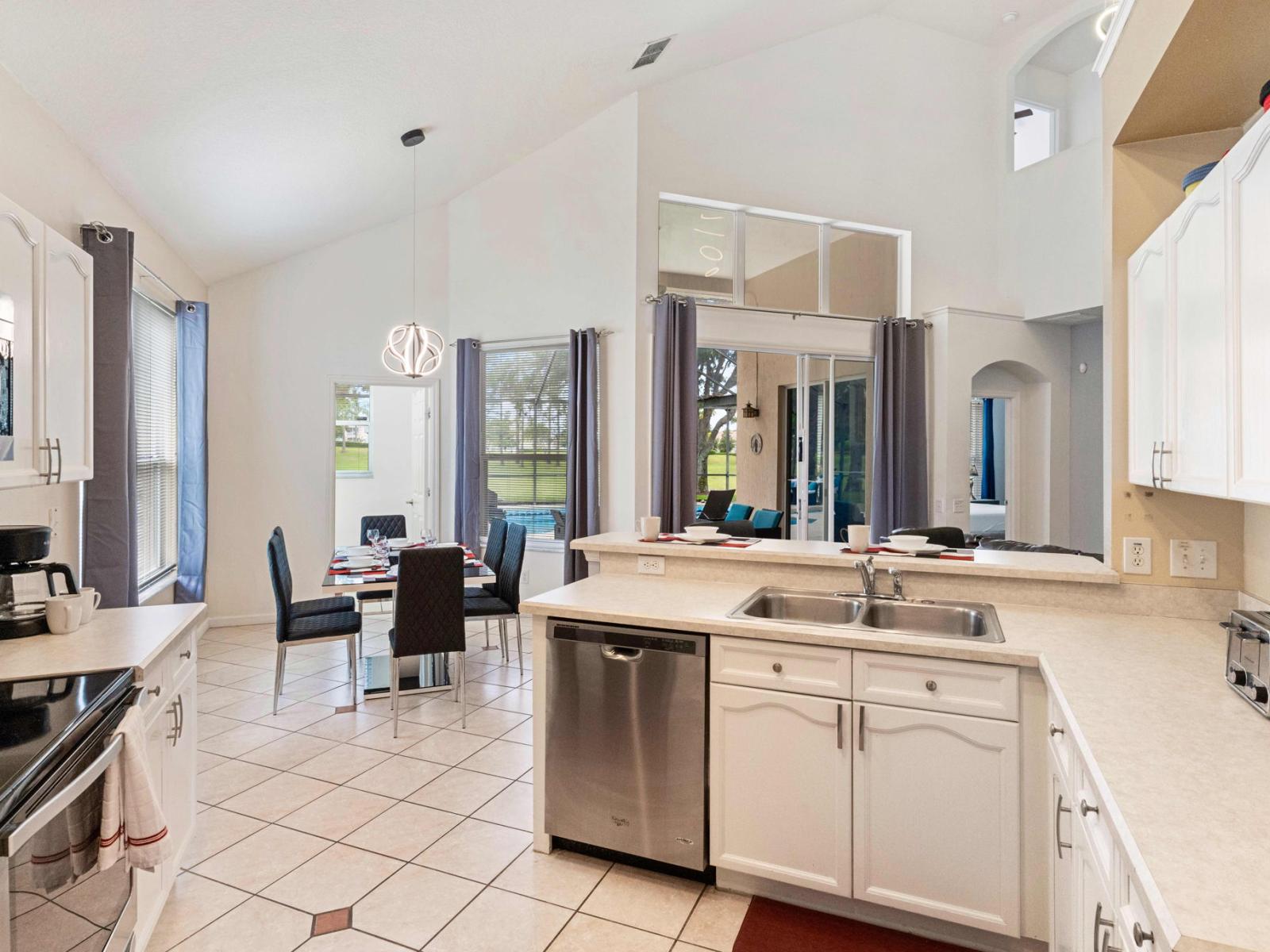 Luxurious Fully equipped kitchen of the apartment in Kissimmee - Availability of all kitchen accessories - Large amount of storage - Sufficient space to work according to your ease - Excellent bright space of apartment - Availability of high chairs