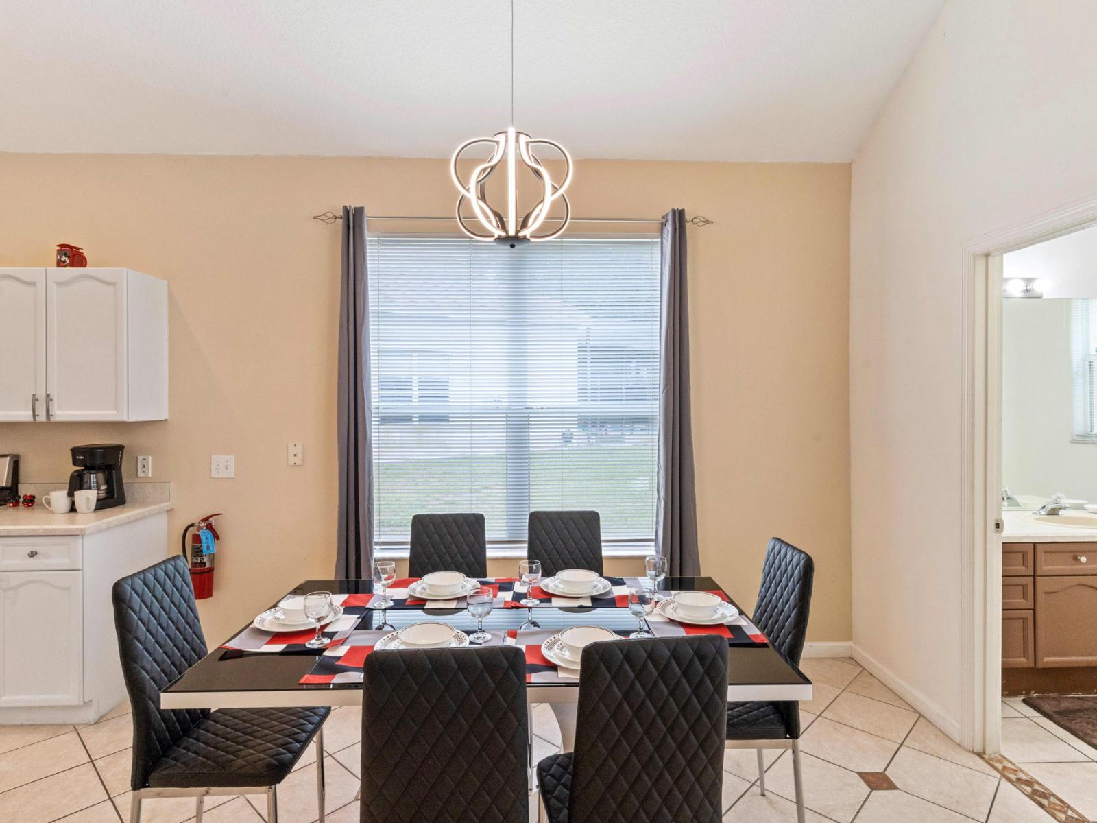 Fabulous dinning area of the apartment in Kissimmee - Beautiful window facing dinning area of the apartment - Elite 6 persons dinning - Stunningly located large windows with mesmerizing views - Majestic decored space with beautiful paintings