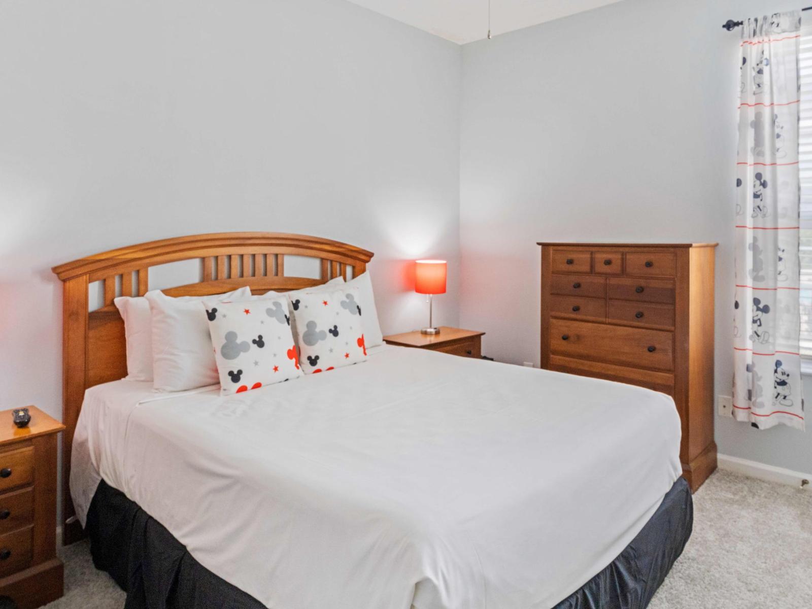 Majestic bedroom of the apartment in Kissimmee - Comfy Double bed - Elegantly designed room - Beautiful painted walls with decoration - Majestic table lamps - Neat and clean linen - Large windows with beautiful views - TV and Netflix available