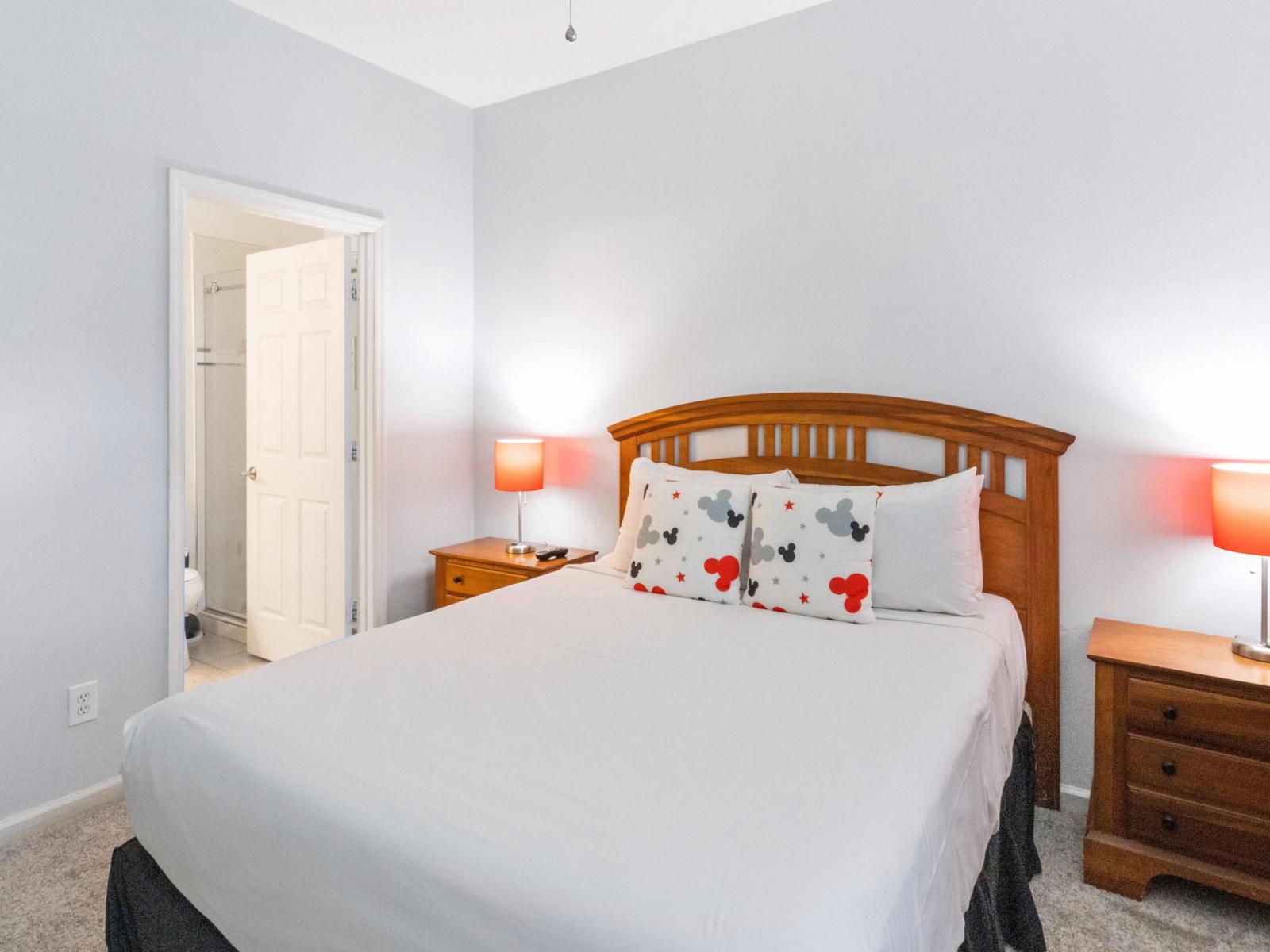 Glorious bedroom of the apartment in Kissimmee - Comfy Double bed - Elegantly designed room - Beautiful painted walls with decoration - Majestic table lamps - Neat and clean linen - Large windows with beautiful views - TV and Netflix available