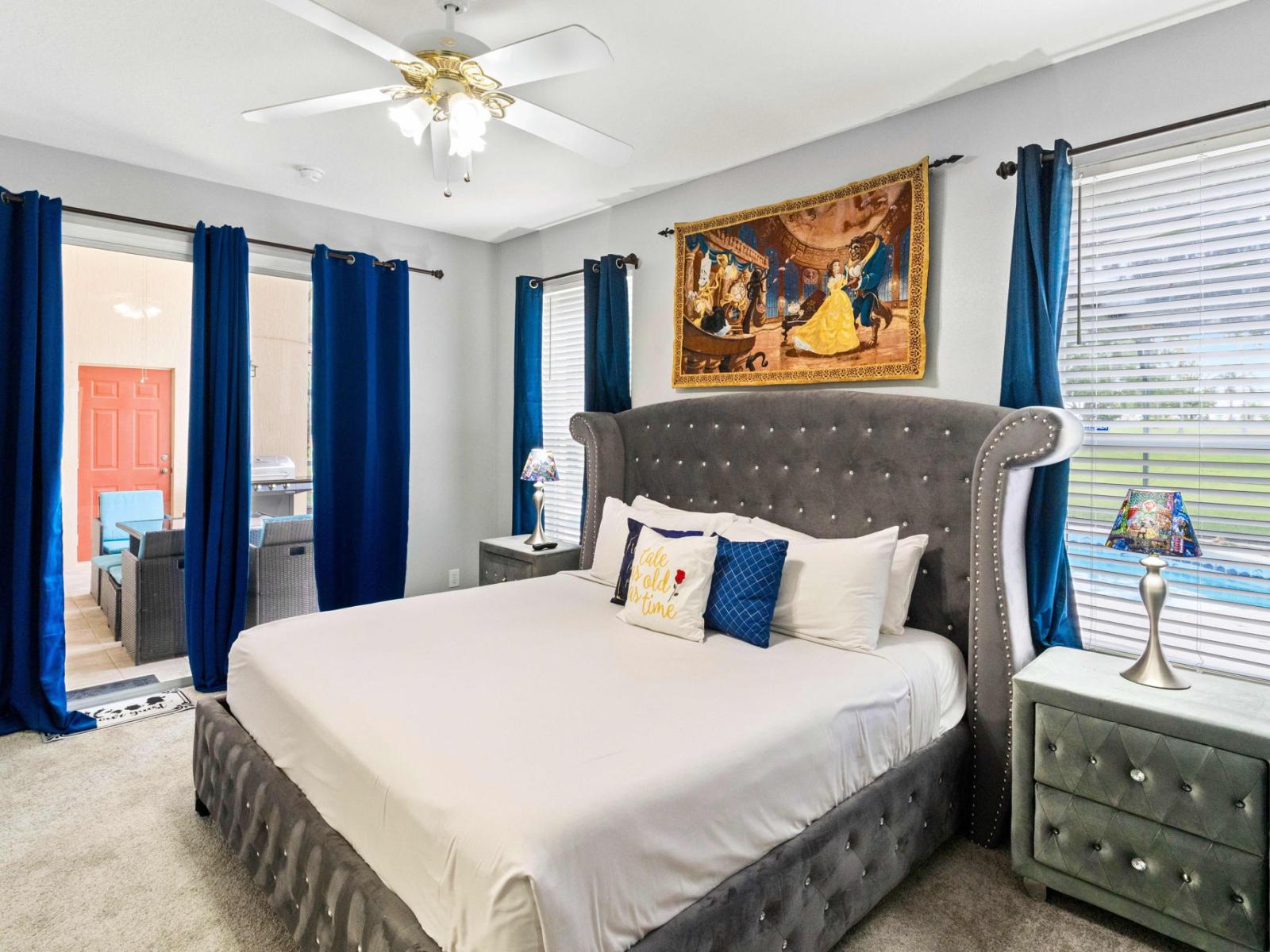 Panoramic bedroom of the apartment in Kissimmee - Comfy Double bed - Elegantly designed room - Beautiful painted walls with decoration - Majestic table lamps - Neat and clean linen - Large windows with beautiful views - TV and Netflix available