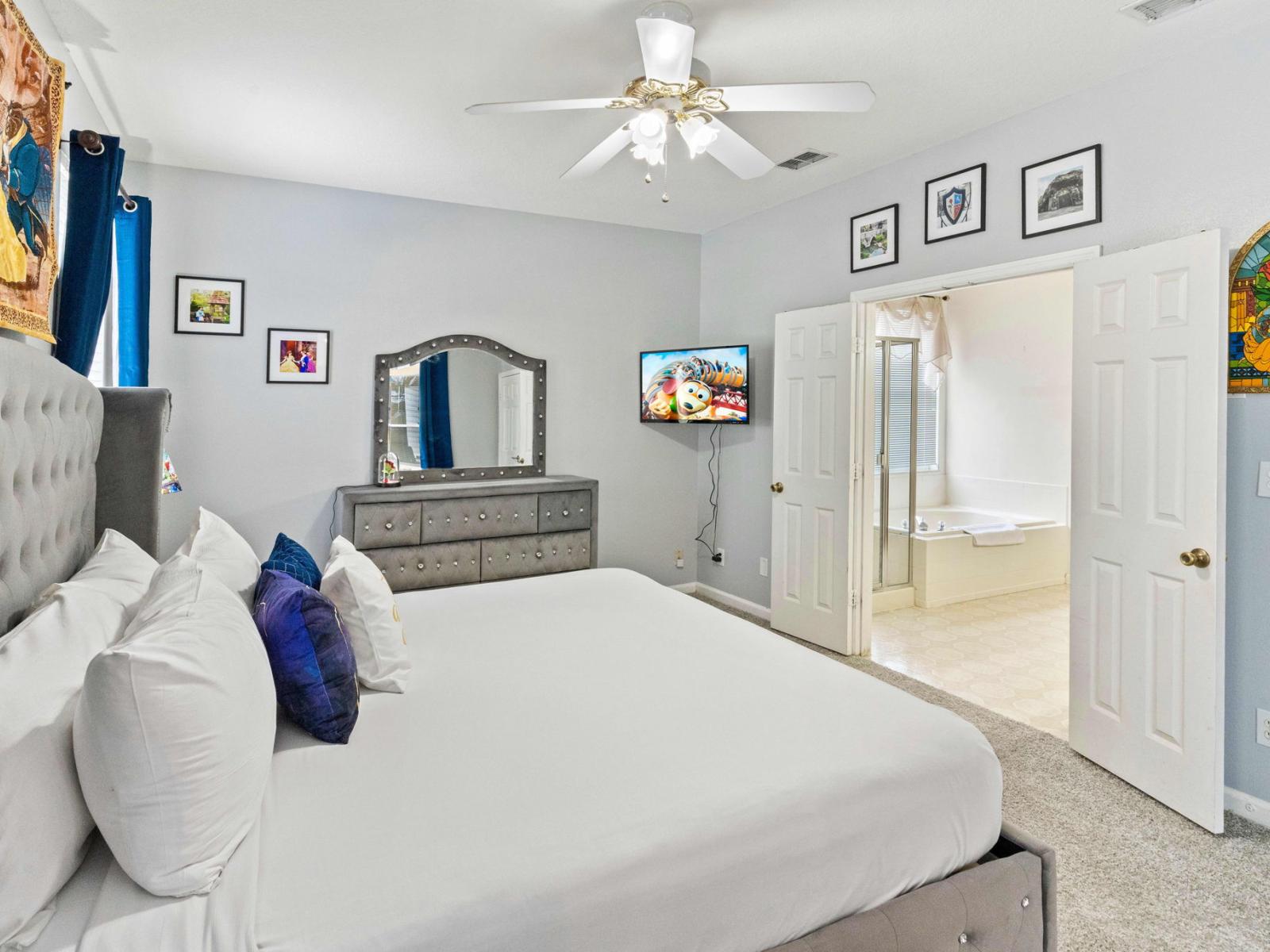 Panoramic bedroom of the apartment in Kissimmee - Comfy Double bed - Elegantly designed room - Beautiful painted walls with decoration - Majestic table lamps - Neat and clean linen - Large windows with beautiful views - TV and Netflix available