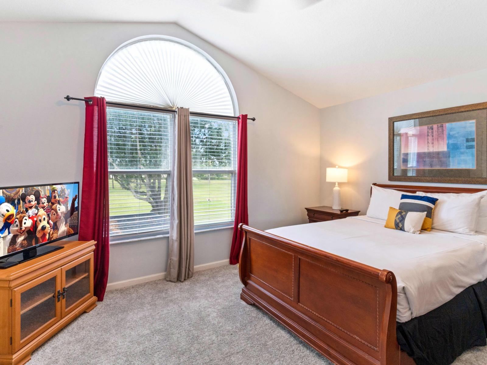 Lavish bedroom of the apartment in Kissimmee - Comfy Double bed - Elegantly designed room - Beautiful painted walls with decoration - Majestic table lamps - Neat and clean linen - Large windows with beautiful views - TV and Netflix available