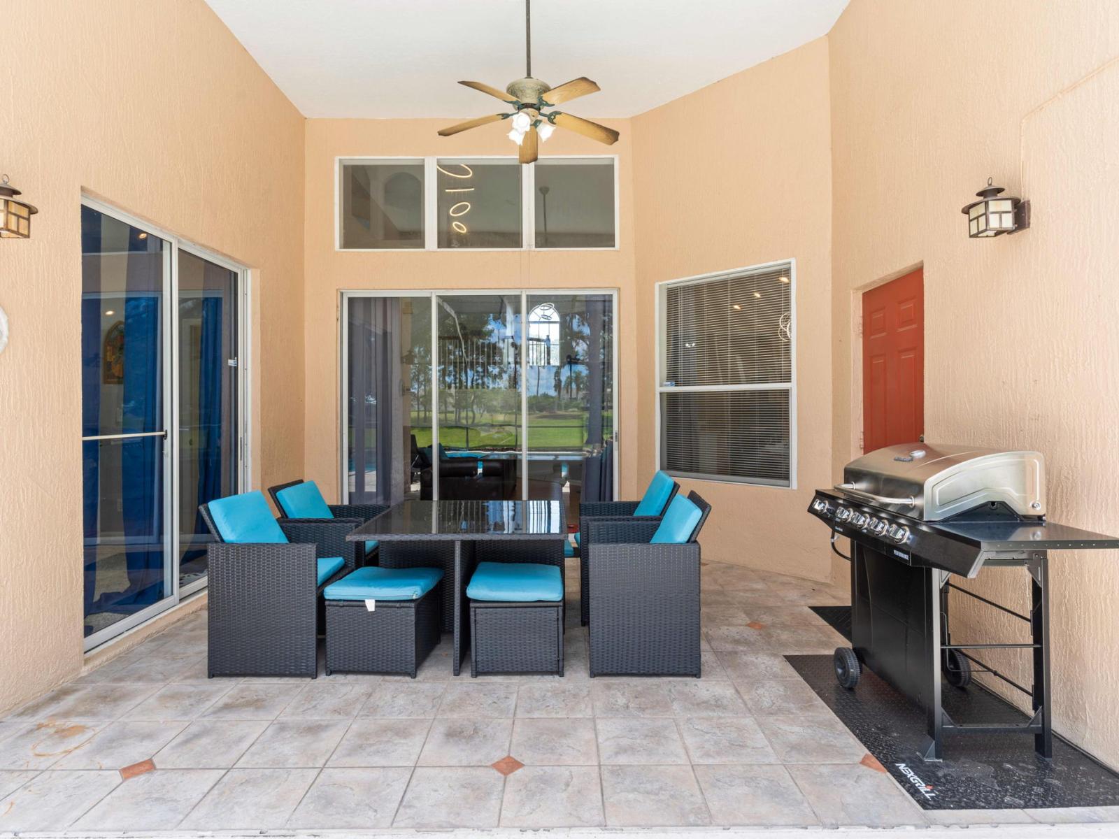 Elite outdoor dinning area of the apartment in Kissimmee - Beautiful 8 persons dinning - Majestically decored space with refreshing Atmosphere - Superbly sunbathed space with umbrella shade - Outstanding pool facing dinning area - Beautiful views