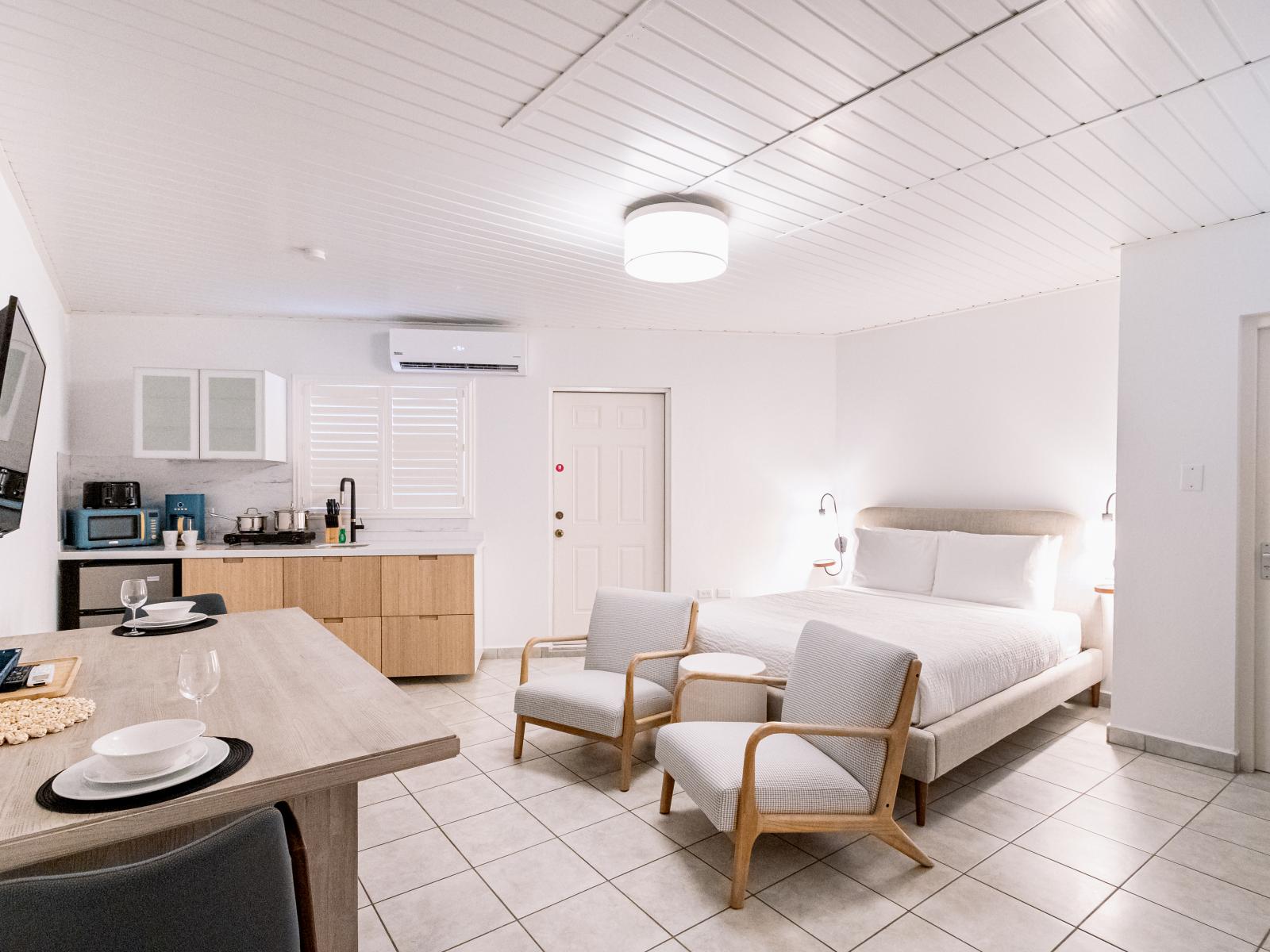 Luxurious Studio apartment in Oranjesta, Aruba - Comfy king size bed and cosy sofas - Elegantly designed room  - Majestic table lamps and elite chandelier - Neat and clean linen with soft pillows - Availability of TV and Netflix