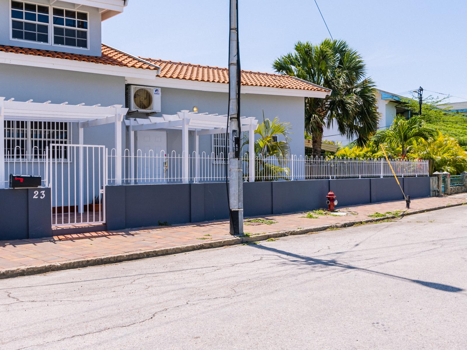 Excellent entrance of the Studio apartment in Oranjestad, Aruba - Neat and clean roads - Beautifully deigned apartment - Refreshing atmosphere - Easy accessible accommodation