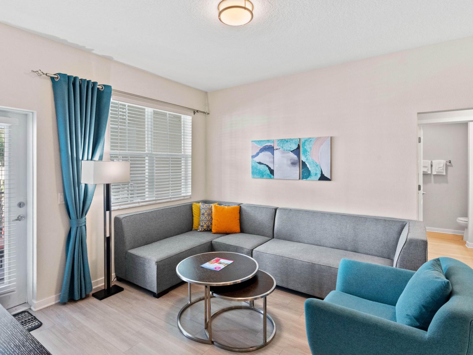 Stunning Living room of the townhouse in Orlando - Enjoy quality time together wile relaxing on the cozy sofas - Amidst stylish décor and comfortable furnishings, creating cherished memories in the heart of the Orlando.