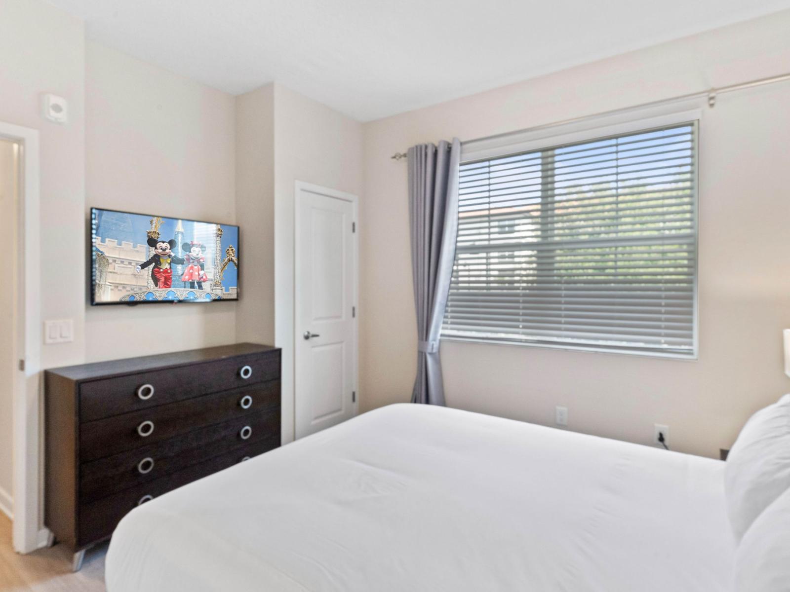 Exquisite Bedroom of the Condo in vista Cay Resort - Smart TV and Netflix - Spacious bedroom offering comfort and style - Luxurious bedding for a restful night's sleep