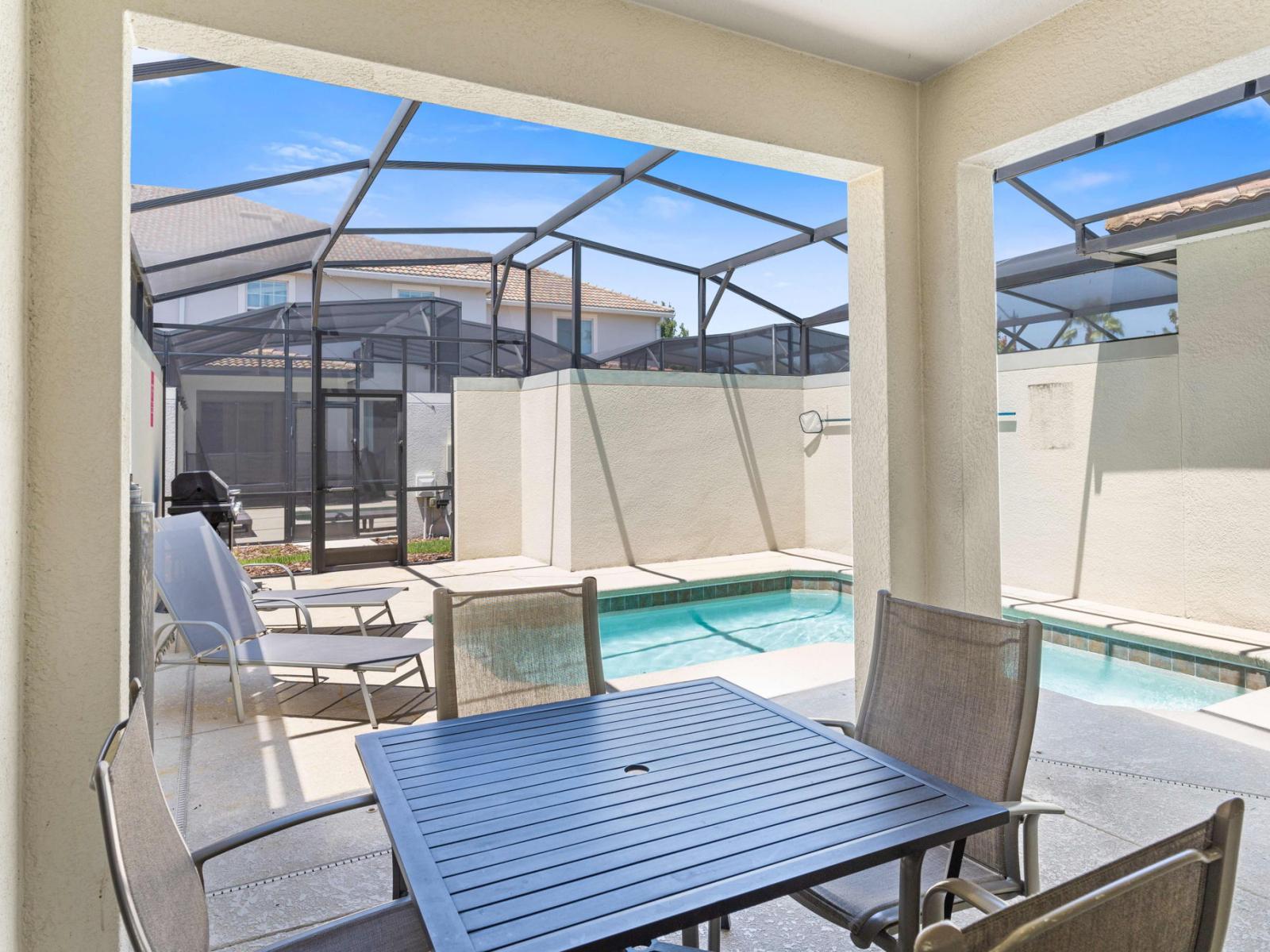 Outdoor dining area of the town house in Kissimmee Florida - Gather 'round for al fresco feasts! - Share delicious meals by the pool - Create cherished memories