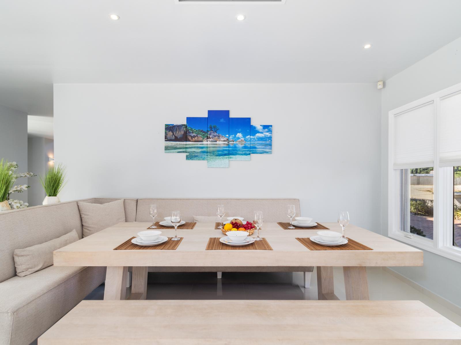 Magnificent dinning area of the villa in Noord Aruba - Beautiful window facing dinning area of the apartment - Elite 8 persons dinning - Stunningly located large windows with mesmerizing views - Majestic decored space with beautiful paintings